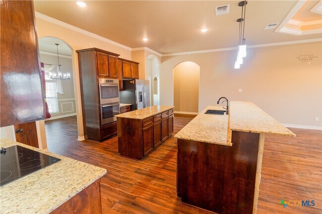 Building Photo - 2033 Catkins Ln