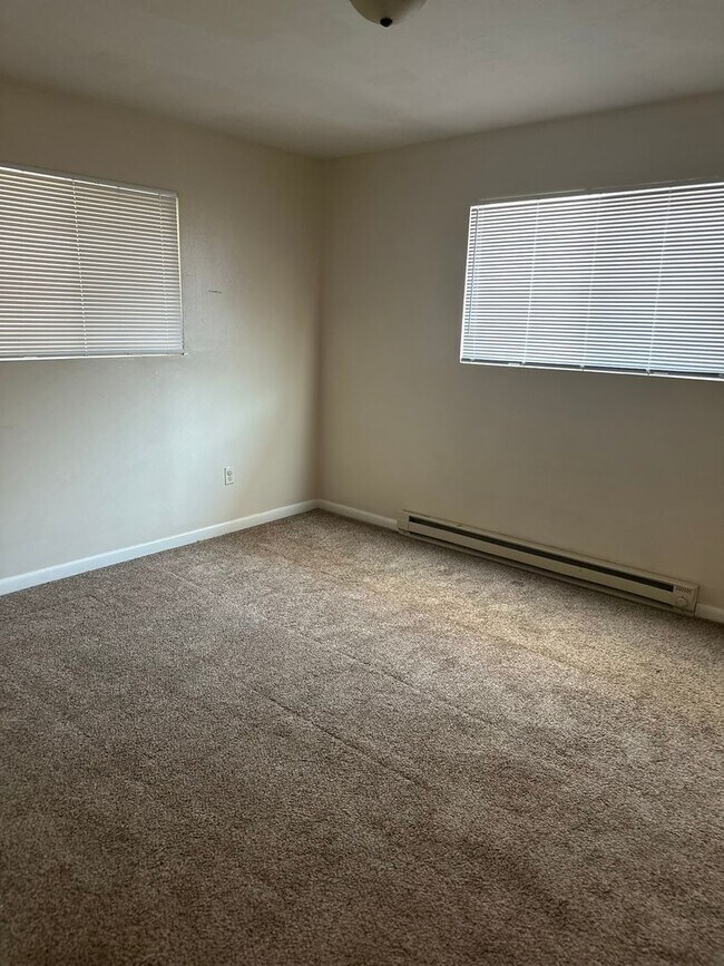 Building Photo - 3 Bedroom 1.5 Bathroom Apartment With Garage