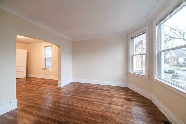 Building Photo - $1300 - Spacious Hamtramck home