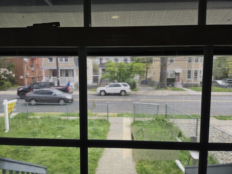 foyer - 575 Stuyvesant Ave