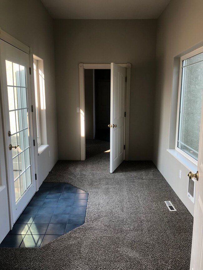 Building Photo - Spacious Redmond Estate on 14 Acres – 4,300+ Sq Ft, Pastures, 4-Car Garage