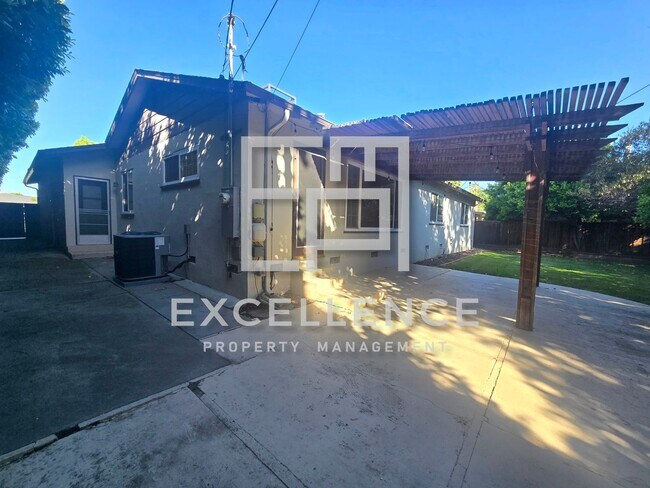 Building Photo - Willow Glen 3 Bedroom + Office With Attached Bathroom, Yard with Covered Patio, Strict One Pet Ne...