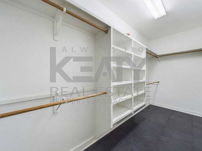 Building Photo - Three Bedroom Home in Sunset!