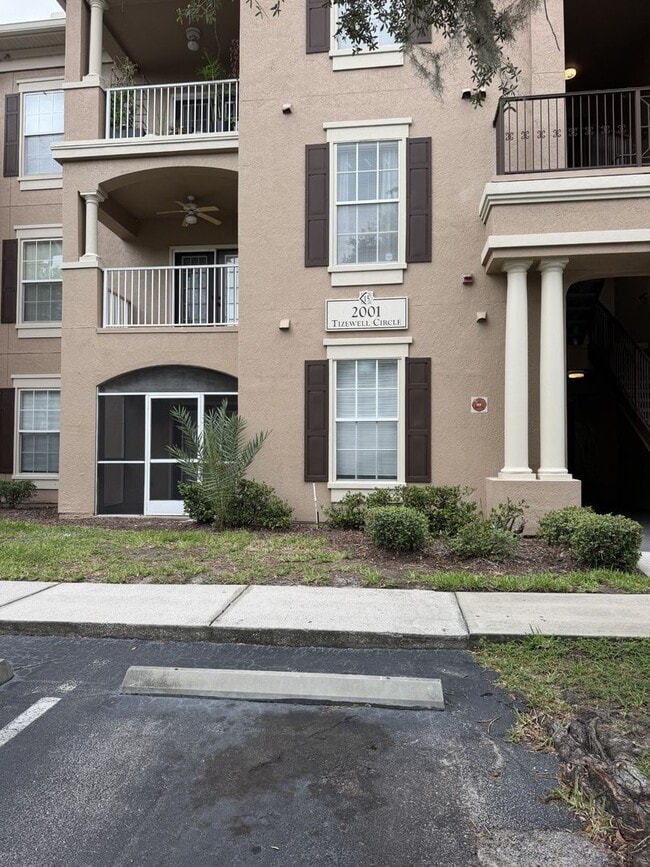Building Photo - The Capri at Hunters Creek