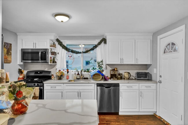 Building Photo - 138 Naubuc Ave