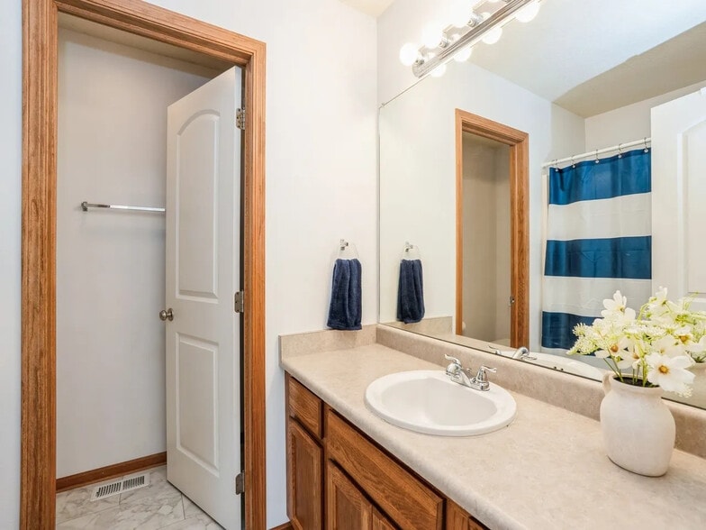 Building Photo - 2823 SW Reunion Dr