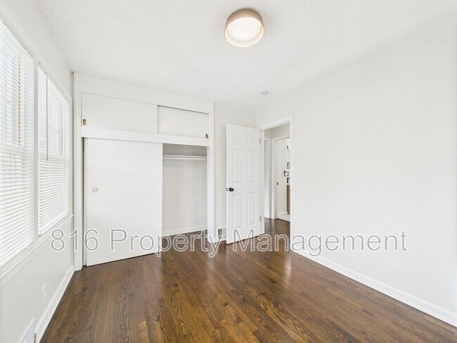 Building Photo - 1526 E Sea Ave