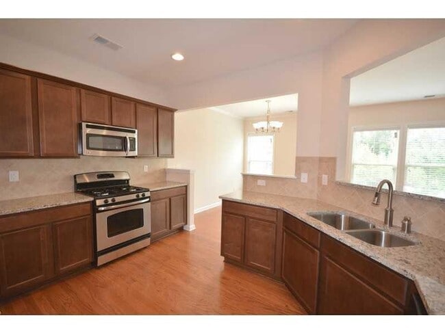 Building Photo - 2144 Greencrest Cir