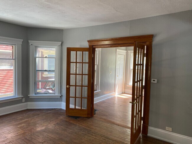Building Photo - 411 Oak St
