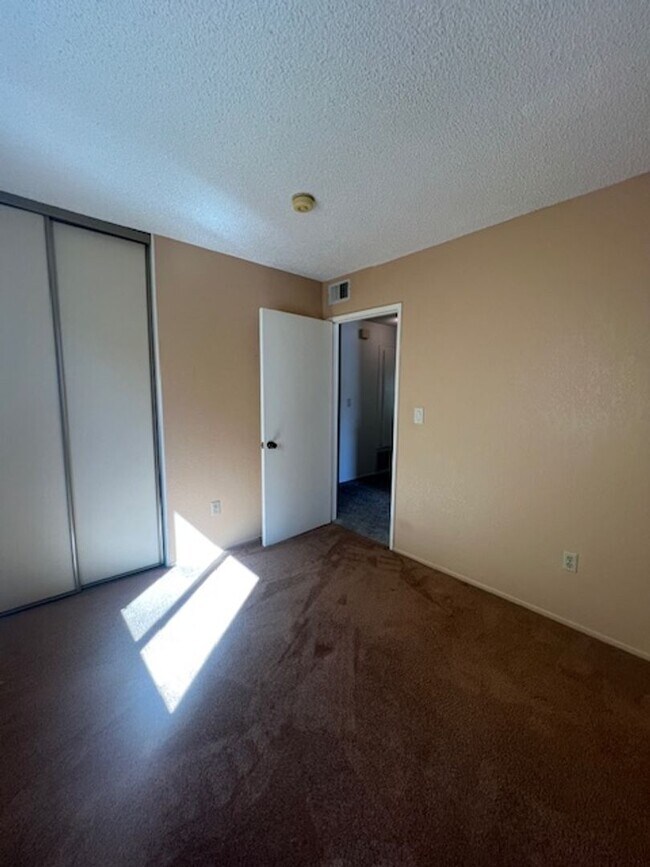 Building Photo - Beautiful 3 Bedroom, 2 Bathroom Sylmar Home! Ready for Move-In!