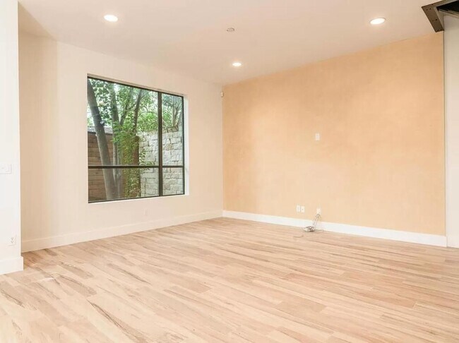 Building Photo - 1907 W 30th St