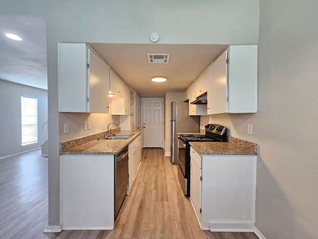 Building Photo - 3106 Trenton Dr