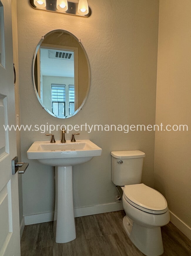 Building Photo - Luxurious Biltmore Townhome
