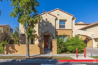 Building Photo - 4 Bed 2.5 Bath Townhome w/ Attached 2-Car ...