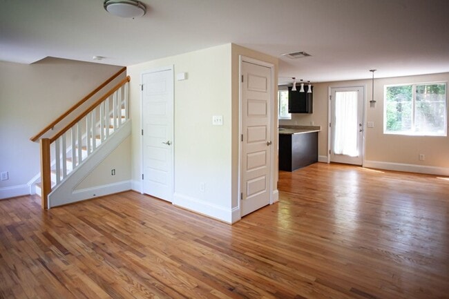 Building Photo - Sleek & Sun-Drenched 2BR Townhouse in Heart of Carrboro