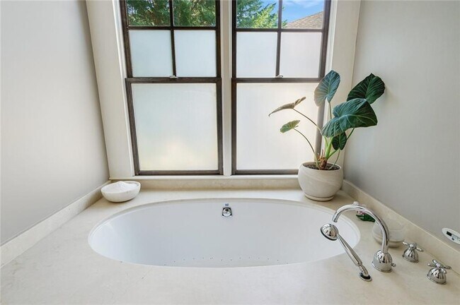 Building Photo - 868 Rosedale Rd NE