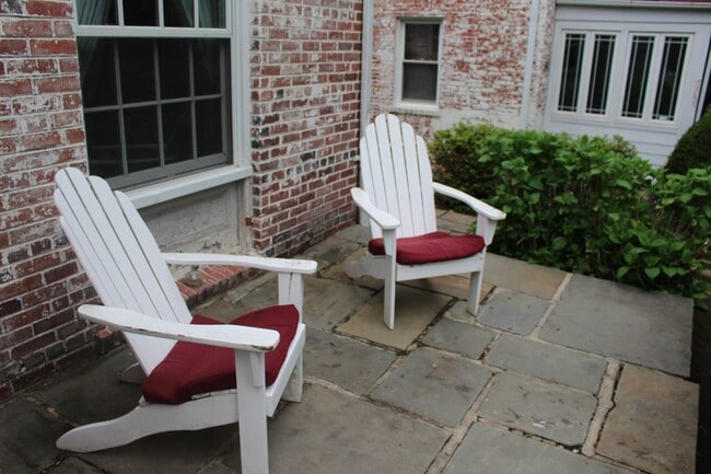 Building Photo - "Coming Soon" NW DC locale...3 level - 2/2.5 w/ off street parking  - 17 months only -