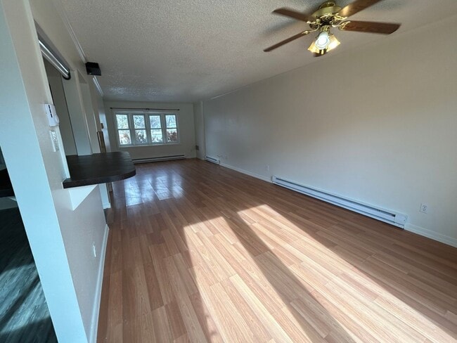 Building Photo - 3 Bed 1.5 Bath Townhome In Excellent Neighborhood