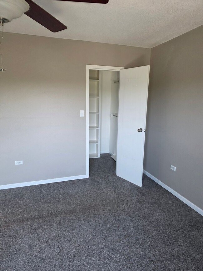 Building Photo - Remodeled 1 BDR in Capital Hill.  Location...