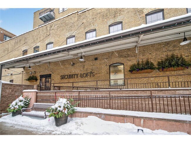 Building Photo - 404 N Washington Ave