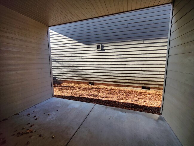 Building Photo - Beautiful 3x2.5 with fenced patio and upstairs bonus area