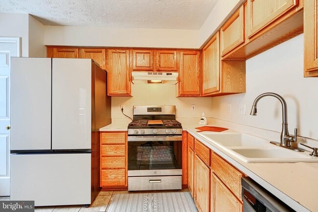 Building Photo - 10 Bluestem Ct