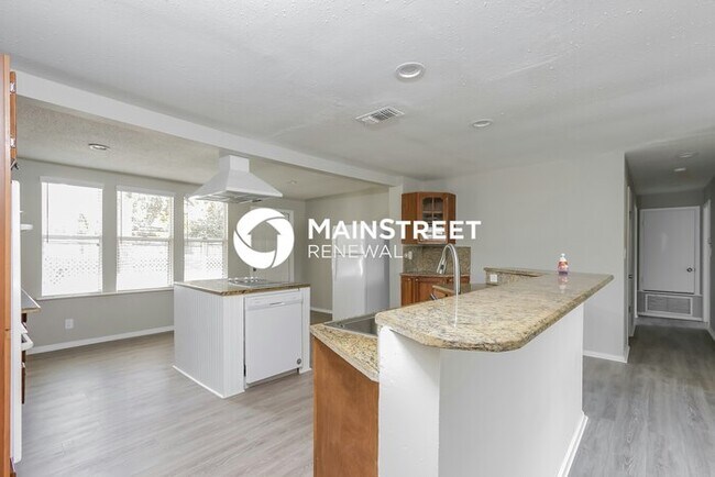 Building Photo - 3 Bedroom Pet-Friendly Home in Sarasota, FL with Main Street Renewal