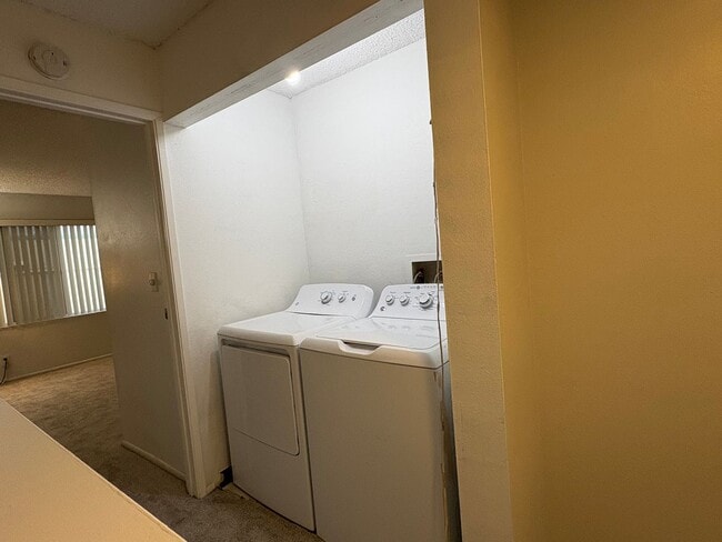 Building Photo - Pet friendly! 2 bedrooms, 1.5 bath, 1 park...