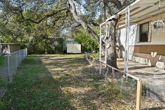 Building Photo - Charming Home Awaits: Spacious & in a Prime Location