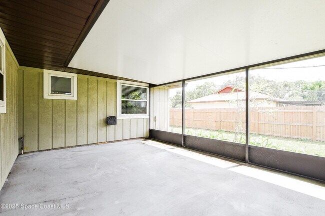 Building Photo - 6730 Bermuda Ave