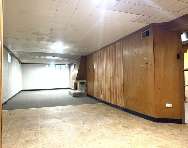 Building Photo - Florissant ready for move in - 3 Bed 1-1/2 Bath with Partially Finished Basement