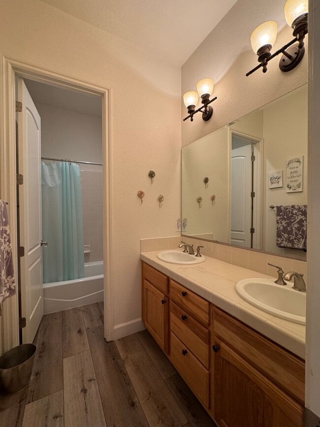Building Photo - 3111 Esmeralda Dr