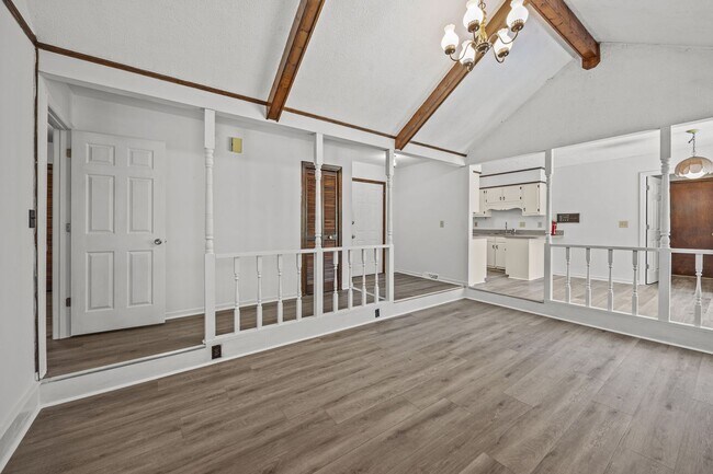 Building Photo - Charming Rental in Central Location