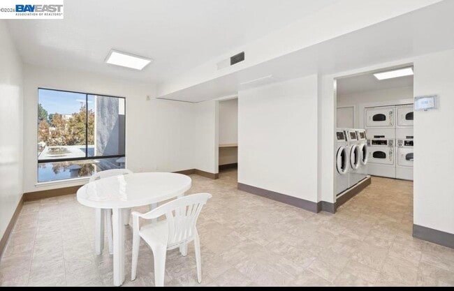 Building Photo - 320 N Civic Dr