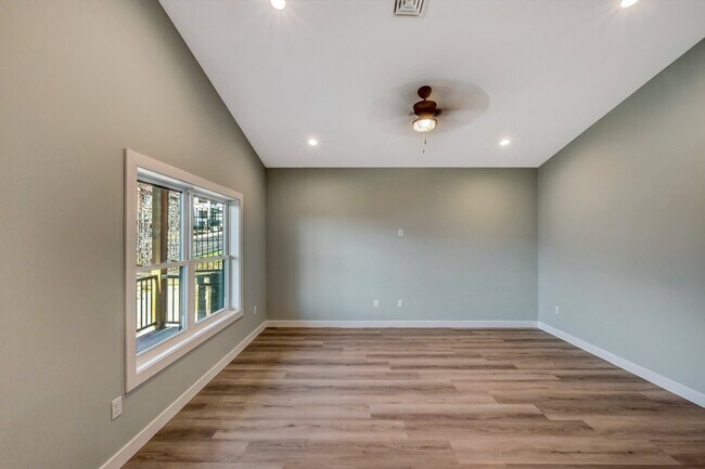 Building Photo - 708 Harrison Ave