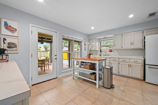 Building Photo - 2509 Redleaf Ln