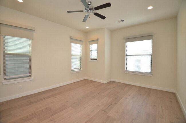 Building Photo - 2616 Riverside Dr