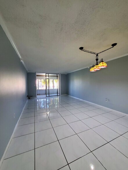 Livingroom - 1820 N Lauderdale Ave