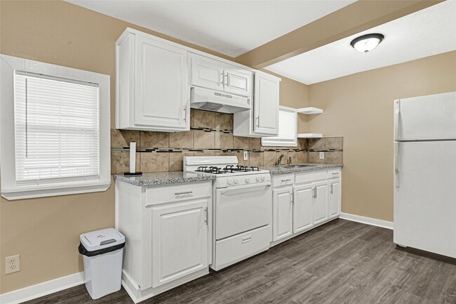 Building Photo - 305 N Live Oak St