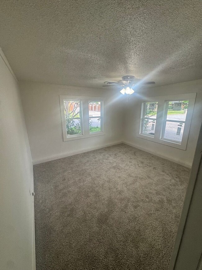 Building Photo - NEWLY RENOVATED - CHARMING 3/2 with STORAGE UNIT and COVERED PARKING