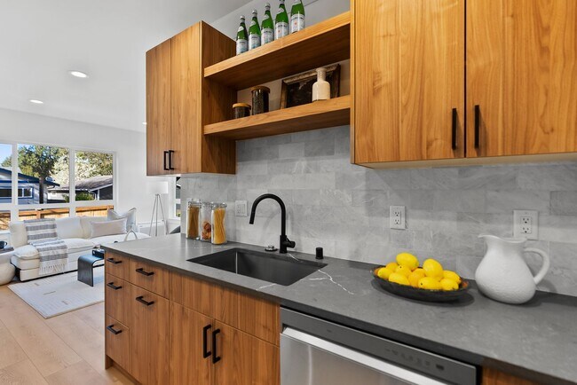 Building Photo - Modern Elegance in the Heart of Wallingford