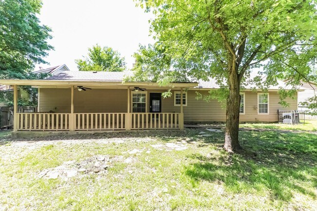 Building Photo - 4820 Greenlawn Cove