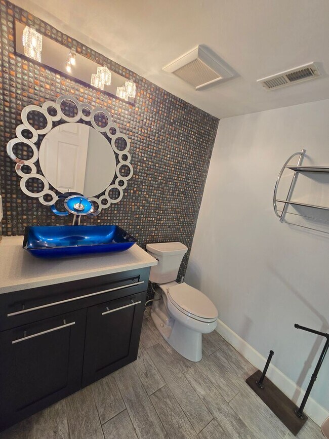 Building Photo - Amenities abound! Spacious, 2-bed & 2.5-ba...