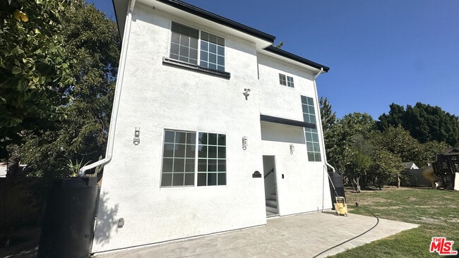 Building Photo - 16023 Wyandotte St