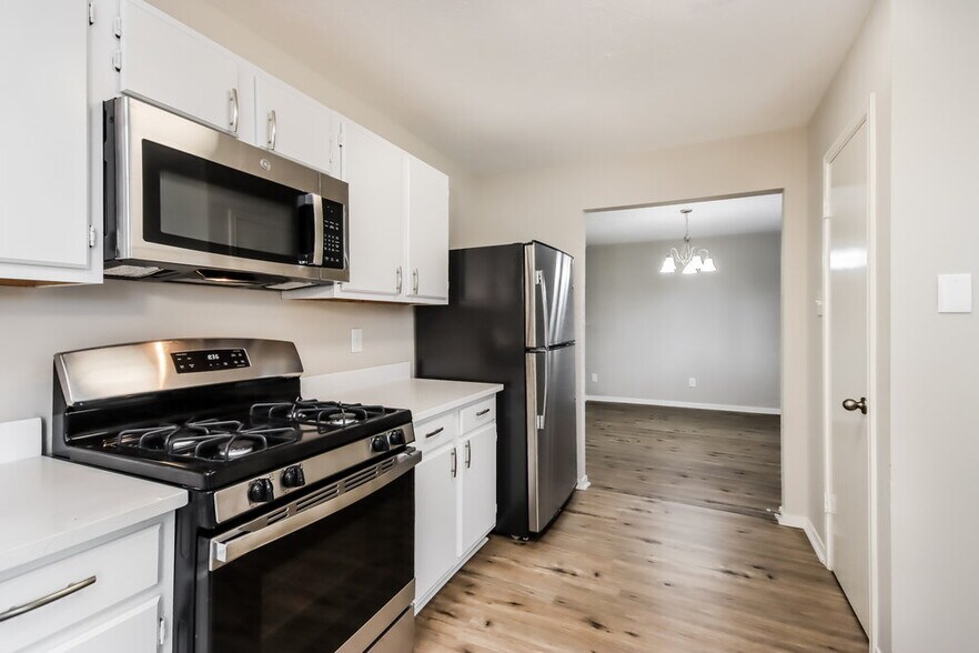 Building Photo - 6923 Echo Pines Dr