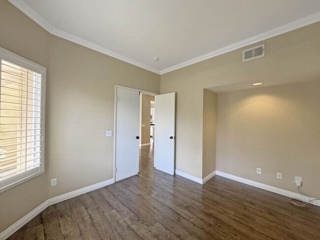 Building Photo - Your Next Home Awaits! Modern 4BR, 3BA Bea...