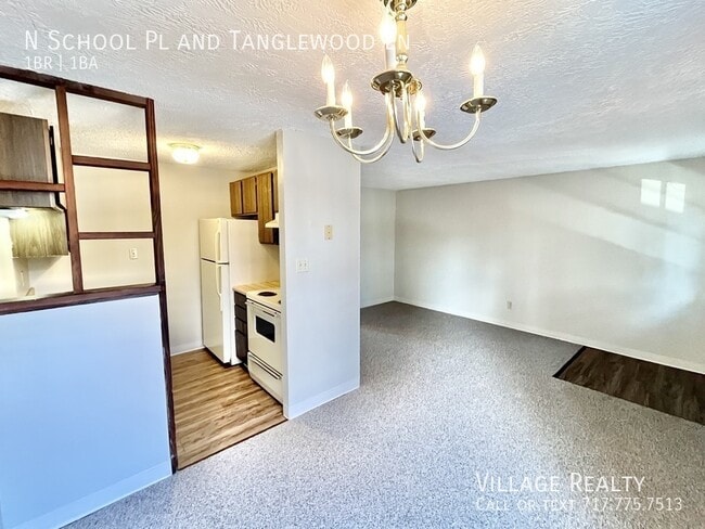 Building Photo - 323 N School Pl