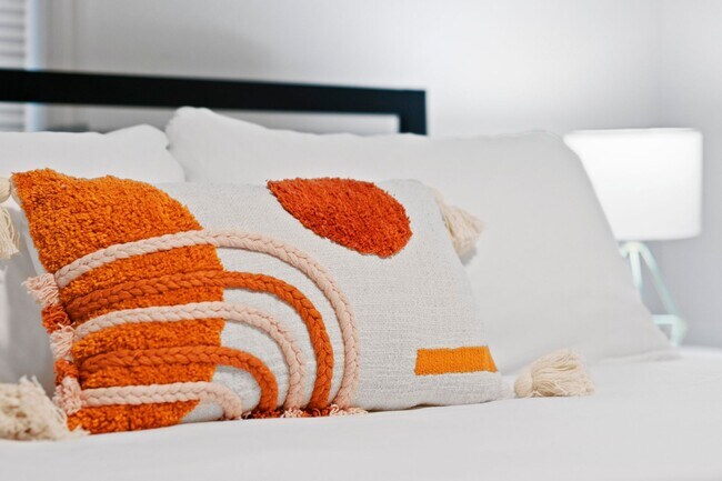 Building Photo - Flexible Furnished 2 BR  utilities included w/ garage