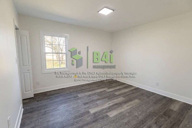 Building Photo - 1418 E 10th St
