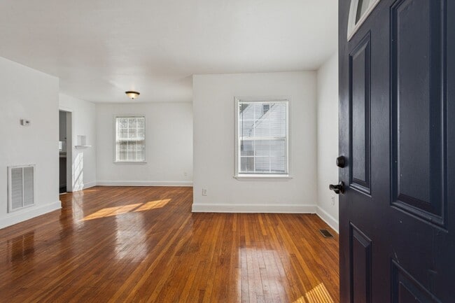 Building Photo - Christopher Shores